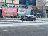 광주 소촌동서 눈길에 미끄러진 SUV 가로수 충돌…1명 경상