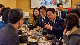 이 대통령, 청와대 인근 식당서 참모·기자들과 오찬