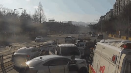 대전서 승용차-화물차 충돌…4명 다쳐