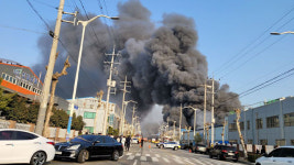 부산 강서구 자동차 부품공장 불…소방 대응 2단계