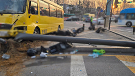 안산 사거리서 통근버스·오토바이 추돌…1명 중상·3명 경상