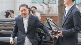 김병기 의원 6시간 경찰 조사 후 귀가…수사 지연 논란에 “무슨 말씀을”
