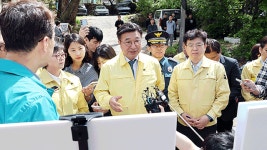 윤호중 장관, 서울 인수천 현장점검…“하천·계곡 불법 점용시설 엄정 대응”