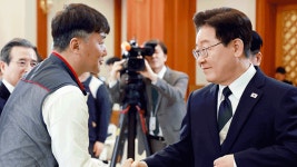 이 대통령, 청와대에서 사상 첫 노동절 기념식…양대노총 참석