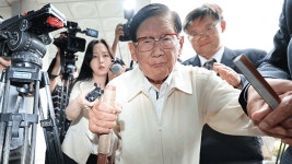 합수본, ‘국민의힘 당원 가입 의혹’ 이만희 신천지 총회장 첫 소환…묵묵부답