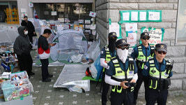 ‘개표소 시위’ 경찰 폭행 2명 내일 구속심사