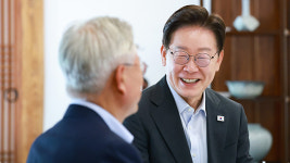 이 대통령 “메가프로젝트, 민주정부 성과의 새 과실”…문 전 대통령 “이끌어주셔서 감사”