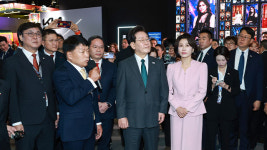 ‘K-엑스포’ 찾은 이 대통령 “관세 얼마나 올랐나”…‘한강 라면’ 시식도