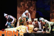 잠든 백설공주 바라보는 일곱 난장이 [MBN포토]