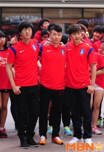 더 프렌즈, `아이 러브 코리아`로 축구 대표팀 응원 [MBN포토]