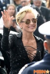 샤론스톤, `원초적 미소로 손인사` [칸영화제]