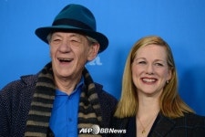 이안 맥켈런, 로라 리니와 해맑게 ‘찰칵’ [베를린영화제]