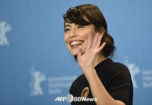 알레산드라 마스트로나르디, 잇몸 웃음 활짝~[베를린영화제]