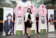 화정 이연희, 팬들이 보낸 화환과 함께 찰칵…마마, 본방 사수하겠사옵니다