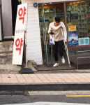 타오 탈퇴설, 목발 짚고 다니는 모습 포착…부상 얼마나 심하길래?