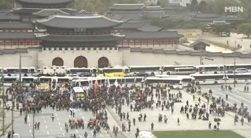 민주노총 철야 집회 중 경찰과 충돌…윤석열 대통령 체포 촉구로 2명 체포