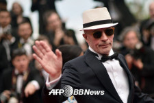 시선 강탈하는 팬서비스 중인 ‘자크 오디아드 감독’ [MBN포토]