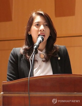 이자스민, 국회에서 초코바먹고 휴대폰 게임 '태도논란'…과거 행적보니 '깜짝'