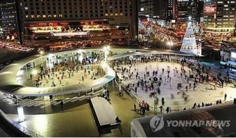 서울광장스케이트장 개장 '1시간에 1000원'…저렴한 사용료 '눈길'