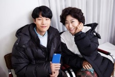 라미란 류준열, 나라히 있으니 ‘모자 케미’…“실제로도 정말 친해”