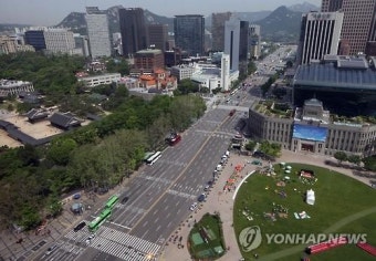 어린이날 황금 연휴 첫날, '텅텅' 빈 서울 시내…유원지는 '인산인해'