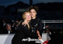 안드레아 아놀드 감독, 배우 사샤 레인과 수상의 기쁨을~ [MBN포토]