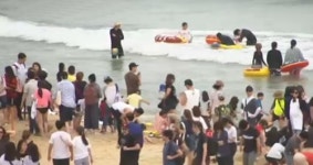 동해안, 폭염 속 물놀이 인파 가득…드론 구조 시범 운영