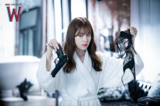 [★해시태그] #‘W’(더블유) #한효주 #검은 속옷 들고 #무슨 일?