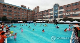 대형 풀장으로 변한 숭례초등학교…물놀이 즐겨요