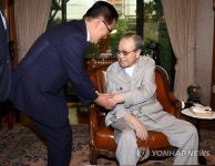 박지원, 김종필 전 총리 자택 예방 安과 함께 냉면 먹자
