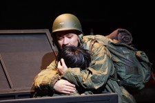 [M+리뷰] 마주보고 기억해야 할...연극 ‘썬샤인의 전사들’