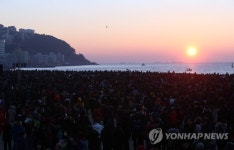 붉은 닭의 해 정유년 맞아 전국 곳곳 해맞이 행사…새해 희망 다짐