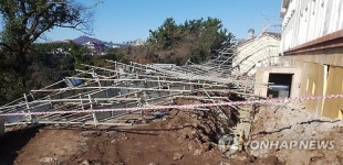 제주 서귀포 중문관광단지 공사장서 가설물 붕괴…3명 추락·중상