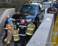 공덕역 차량 사고, 주차장 아니었어?…3번 출구로 그대로 돌진