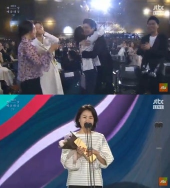 김은숙 작가, 백상예술대상 TV 대상 호명에 공유 ‘와락 포옹’