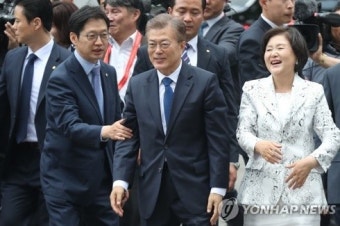 탈권위적 대통령 맞춰 달라진 경호 풍경…'친근한 경호·열린 경호·낮은 경호'