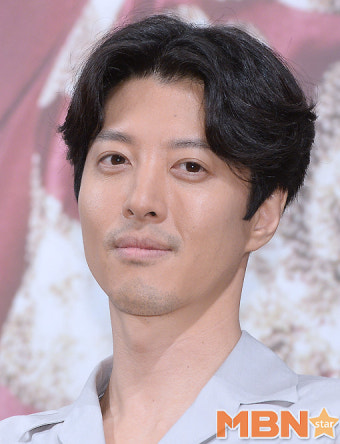 조윤희의 남자 이동건 `둘다 내 인생에서 중요해` [MBN화보]
