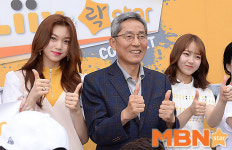 김도연-최유정 `윤종규 회장과 함께 미니하트` [MBN포토]