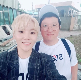 세븐틴 승관, 정형돈과 다정 셀카…밤샘에도 빛난 ‘훈훈케미’