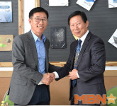 악수 나누는 박진학 창장과 김주봉 원장 [MBN포토]