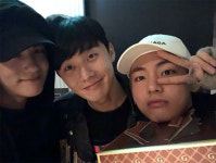 박서준, 박형식·뷔와 특별한 정모…“세계1위 미남과 내 맘속에 1위 미남”