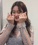 신아영, 애교 한가득 손가락 하트 발사 “깨고 싶지 않은 꿈” [M+★SNS]