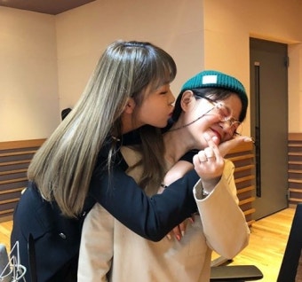 ‘정희’ 홍진영X김신영, 극과 극 표정 포착 ‘유쾌한 케미’ [M+SNS]