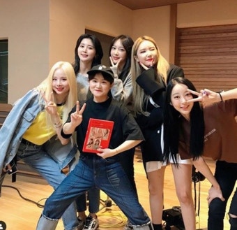 ‘정희’ EXID, DJ 김신영과 유쾌한 인증샷 “해피 바이러스 팡팡” [M+SNS]