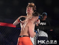 최홍만, 아쉬운 AFC 복귀전…다비드 미하일로프에 49초 KO패