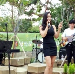 가수 조정민, 광화문 라이브 버스킹 성공적으로 마쳐