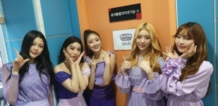 러스티, ‘쇼! 챔피언’ 대기실 인증샷 공개…퍼플 의상+깜찍 포즈[M+★SNS]
