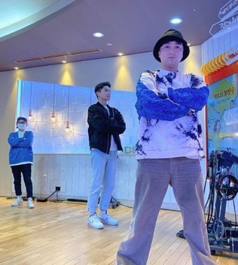 ‘정희’ 이이경X황제성, DJ 김신영과 사회적 거리두기 ‘센스 만점’ [M+SNS]