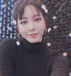 한예슬, 흩날리는 꽃들 사이서 미모 열일 중 [M+★SNS]