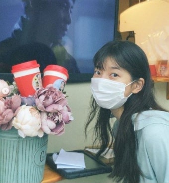 수지, ‘원더랜드’ 촬영 중 데뷔 10주년 팬 선물에 감동 [M+SNS]